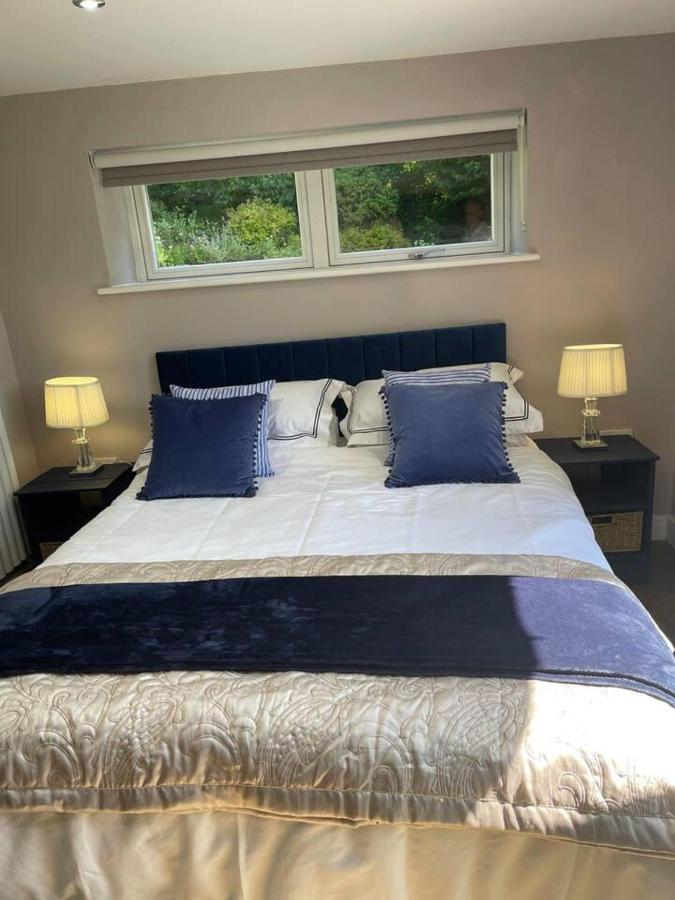 - Pet Friendly! - Free Parking Apartment Brighouse