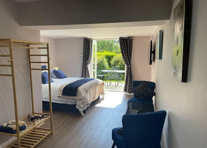 Brighouse Studio - Pet Friendly! - Free Parking